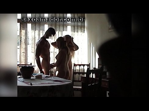 ❤️ Amigos sexuais convidam um homem gigante e uma ménage à trois com ele Sexo superior em nós ❌