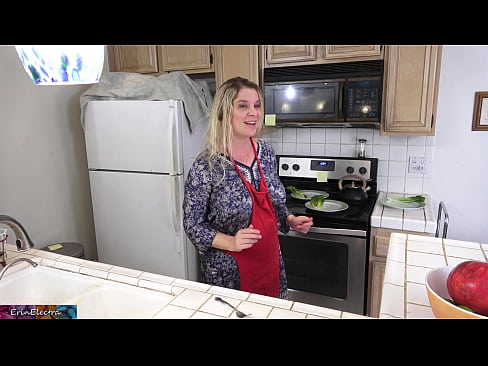 ❤️ A madrasta o ordenha na cozinha antes de sua data Sexo superior em nós ❌
