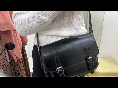 ❤️ Masturbação pública da jovem cadela FeralBerry com um dildo no provador Sexo superior em nós ❌