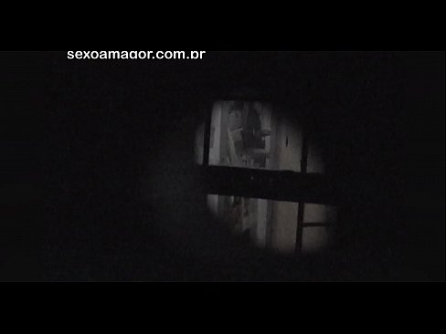 ❤️ Lourinho é secretamente filmado por um voyeur de bairro escondido atrás de tijolos ocos Sexo superior em nós ❌