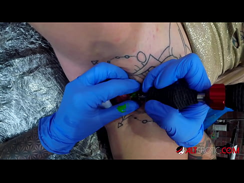 ❤️ Extremamente tatuada, a brasa Sully Savage fez uma tatuagem em seu clítoris Sexo superior em nós ❌