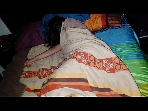❤️ Stepson berating sua jovem madrasta enquanto ela dorme. Sexo superior em nós ❌